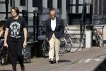 Amsterdam 17 september 2021
Theo Hiddema op terras en wandelend naar zijn huis