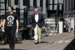 Amsterdam 17 september 2021
Theo Hiddema op terras en wandelend naar zijn huis