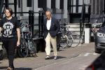 Amsterdam 17 september 2021
Theo Hiddema op terras en wandelend naar zijn huis
