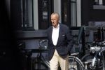 Amsterdam 17 september 2021
Theo Hiddema op terras en wandelend naar zijn huis