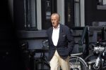 Amsterdam 17 september 2021
Theo Hiddema op terras en wandelend naar zijn huis