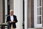 Amsterdam 17 september 2021
Theo Hiddema op terras en wandelend naar zijn huis