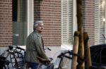 Amsterdam 4 en 8 oktober 2021
Victor Reinier bij zijn huis in Amsterdam zuid.