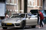 Amsterdam 5 oktober 2021
Waylon brengt met zijn gouden porsch panamera turbo zijn dochter en vriendin Bibi Breijman naar een kinder kledingwinkel in Amsterdam zuid. Hijzelf gaat shoppen op de Cornelis schuytstraat.