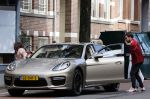Amsterdam 5 oktober 2021
Waylon brengt met zijn gouden porsch panamera turbo zijn dochter en vriendin Bibi Breijman naar een kinder kledingwinkel in Amsterdam zuid. Hijzelf gaat shoppen op de Cornelis schuytstraat.
