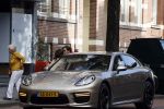 Amsterdam 5 oktober 2021
Waylon brengt met zijn gouden porsch panamera turbo zijn dochter en vriendin Bibi Breijman naar een kinder kledingwinkel in Amsterdam zuid. Hijzelf gaat shoppen op de Cornelis schuytstraat.
