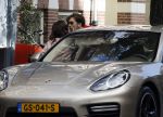 Amsterdam 5 oktober 2021
Waylon brengt met zijn gouden porsch panamera turbo zijn dochter en vriendin Bibi Breijman naar een kinder kledingwinkel in Amsterdam zuid. Hijzelf gaat shoppen op de Cornelis schuytstraat.