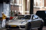 Amsterdam 5 oktober 2021
Waylon brengt met zijn gouden porsch panamera turbo zijn dochter en vriendin Bibi Breijman naar een kinder kledingwinkel in Amsterdam zuid. Hijzelf gaat shoppen op de Cornelis schuytstraat.