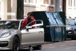 Amsterdam 5 oktober 2021
Waylon brengt met zijn gouden porsch panamera turbo zijn dochter en vriendin Bibi Breijman naar een kinder kledingwinkel in Amsterdam zuid. Hijzelf gaat shoppen op de Cornelis schuytstraat.