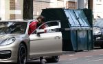 Amsterdam 5 oktober 2021
Waylon brengt met zijn gouden porsch panamera turbo zijn dochter en vriendin Bibi Breijman naar een kinder kledingwinkel in Amsterdam zuid. Hijzelf gaat shoppen op de Cornelis schuytstraat.