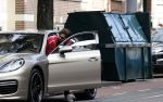 Amsterdam 5 oktober 2021
Waylon brengt met zijn gouden porsch panamera turbo zijn dochter en vriendin Bibi Breijman naar een kinder kledingwinkel in Amsterdam zuid. Hijzelf gaat shoppen op de Cornelis schuytstraat.