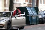Amsterdam 5 oktober 2021
Waylon brengt met zijn gouden porsch panamera turbo zijn dochter en vriendin Bibi Breijman naar een kinder kledingwinkel in Amsterdam zuid. Hijzelf gaat shoppen op de Cornelis schuytstraat.