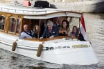 Amsterdam 6 september 2021
Willibrord Frequin viert zijn 80e verjaardag  met zijn kinderen vrouw en beste vrienden op een boot op de grachten van Amsterdam. Zijn kinderen Barbara Rebecca Louis . Willibrord zijn broer Aad Ouborg Fons de Poel en Guido Maas