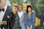 Amsterdam 25 september 2022
Premiere ticket to paradise in Tuschinski.
Chloe Sterk met haar ouders