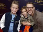 Amsterdam 2 oktober 2022
Premiere de grote sinterklaasfilm gespuis in de speelgoedkluis in Tuschinski. 
Frank Groeneveld met kinderen