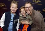 Amsterdam 2 oktober 2022
Premiere de grote sinterklaasfilm gespuis in de speelgoedkluis in Tuschinski. 
Frank Groeneveld met kinderen