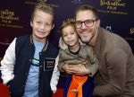 Amsterdam 2 oktober 2022
Premiere de grote sinterklaasfilm gespuis in de speelgoedkluis in Tuschinski. 
Frank Groeneveld met kinderen
