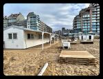 Knokke, 10 Oktober 2022 Strandtent Indi Beach einde seizoen en dus het demonteren van alles