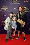 Amsterdam 2 oktober 2022
Premiere de grote sinterklaasfilm gespuis in de speelgoedkluis in Tuschinski. 
Jessica Mendels met kinderen