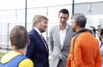 Amsterdam 21 september 2022
Koning Willem Alexander bezoekt sportdag van de Johan Cruyff foundation op de toekomst en in de Johan Cruyff Arena . Danny Cruyff Jordi Cruyff en zijn dochter Susila . Koning Willem Alexander Frank Rijkaard en Marlou van Rhijn