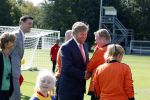 Amsterdam 21 september 2022
Koning Willem Alexander bezoekt sportdag van de Johan Cruyff foundation op de toekomst en in de Johan Cruyff Arena . Danny Cruyff Jordi Cruyff en zijn dochter Susila . Koning Willem Alexander en Ronald Koeman