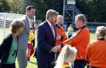 Amsterdam 21 september 2022
Koning Willem Alexander bezoekt sportdag van de Johan Cruyff foundation op de toekomst en in de Johan Cruyff Arena . Danny Cruyff Jordi Cruyff en zijn dochter Susila . Koning Willem Alexander en Ronald Koeman