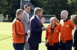 Amsterdam 21 september 2022
Koning Willem Alexander bezoekt sportdag van de Johan Cruyff foundation op de toekomst en in de Johan Cruyff Arena . Danny Cruyff Jordi Cruyff en zijn dochter Susila . Koning Willem Alexander met Ronald Koeman Jordi Cruyff en Sarina Wiegman