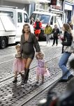 Amsterdam 2 oktober 2022
Premiere de grote sinterklaasfilm gespuis in de speelgoedkluis in Tuschinski. 
Zwangere Lauren Verster met haar kinderen