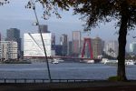 Rotterdam 4 oktober 2022
Lee Towers (Leen Huizer) en zijn vrouw Laura gaan verhuizen naar een prachtig appartement wat over de Maas en Rotterdam uitkijkt.