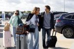 Eindhoven 8 oktober 2022
Leontien Ruiters en haar nieuwe vriend John Huiberts vertrekken samen met zijn dochter vanaf airport Eindhoven voor een vakantie naar ibiza.