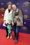 Amsterdam 2 oktober 2022
Premiere de grote sinterklaasfilm gespuis in de speelgoedkluis in Tuschinski. 
Martien Meiland met dochter Montana en kleindochter Clair