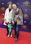 Amsterdam 2 oktober 2022
Premiere de grote sinterklaasfilm gespuis in de speelgoedkluis in Tuschinski. 
Martien Meiland met dochter Montana en kleindochter Clair