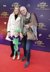 Amsterdam 2 oktober 2022
Premiere de grote sinterklaasfilm gespuis in de speelgoedkluis in Tuschinski. 
Martien Meiland met dochter Montana en kleindochter Clair