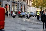 Amsterdam 13 oktober 2022
Prinses Beatrix opent de expositie van haar moeder prinses Juliana in de nieuwe kerk in Amsterdam. Prinses Beatrix in haar audi Q8 met motor begeleiding