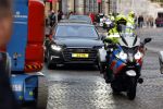 Amsterdam 13 oktober 2022
Prinses Beatrix opent de expositie van haar moeder prinses Juliana in de nieuwe kerk in Amsterdam. Prinses Beatrix in haar audi Q8 met motor begeleiding