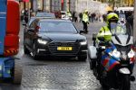 Amsterdam 13 oktober 2022
Prinses Beatrix opent de expositie van haar moeder prinses Juliana in de nieuwe kerk in Amsterdam. Prinses Beatrix in haar audi Q8 met motor begeleiding