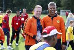 Amsterdam 21 september 2022
Koning Willem Alexander bezoekt sportdag van de Johan Cruyff foundation op de toekomst en in de Johan Cruyff Arena . Danny Cruyff Jordi Cruyff en zijn dochter Susila . Ronald Koeman en Frank Rijkaard