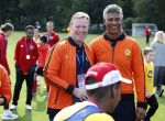 Amsterdam 21 september 2022
Koning Willem Alexander bezoekt sportdag van de Johan Cruyff foundation op de toekomst en in de Johan Cruyff Arena . Danny Cruyff Jordi Cruyff en zijn dochter Susila . Ronald Koeman en Frank Rijkaard
