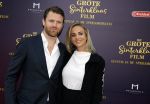 Amsterdam 2 oktober 2022
Premiere de grote sinterklaasfilm gespuis in de speelgoedkluis in Tuschinski. 
Royce de Vries met zijn vrouw Amanda de Vries