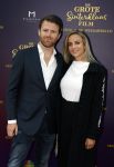 Amsterdam 2 oktober 2022
Premiere de grote sinterklaasfilm gespuis in de speelgoedkluis in Tuschinski. 
Royce de Vries met zijn vrouw Amanda de Vries