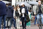 Amsterdam 1 oktober 2022
Thierry Baudet en zijn vrouw Davide Heijmans maken samen voor het eerst wandeling met hun zoontje die vorige week is geboren.