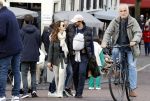 Amsterdam 1 oktober 2022
Thierry Baudet en zijn vrouw Davide Heijmans maken samen voor het eerst wandeling met hun zoontje die vorige week is geboren.