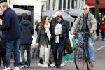 Amsterdam 1 oktober 2022
Thierry Baudet en zijn vrouw Davide Heijmans maken samen voor het eerst wandeling met hun zoontje die vorige week is geboren.
