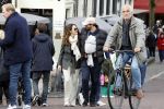 Amsterdam 1 oktober 2022
Thierry Baudet en zijn vrouw Davide Heijmans maken samen voor het eerst wandeling met hun zoontje die vorige week is geboren.