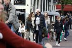 Amsterdam 1 oktober 2022
Thierry Baudet en zijn vrouw Davide Heijmans maken samen voor het eerst wandeling met hun zoontje die vorige week is geboren.