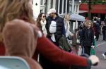 Amsterdam 1 oktober 2022
Thierry Baudet en zijn vrouw Davide Heijmans maken samen voor het eerst wandeling met hun zoontje die vorige week is geboren.