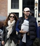 Amsterdam 1 oktober 2022
Thierry Baudet en zijn vrouw Davide Heijmans maken samen voor het eerst wandeling met hun zoontje die vorige week is geboren.