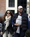 Amsterdam 1 oktober 2022
Thierry Baudet en zijn vrouw Davide Heijmans maken samen voor het eerst wandeling met hun zoontje die vorige week is geboren.