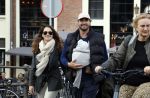Amsterdam 1 oktober 2022
Thierry Baudet en zijn vrouw Davide Heijmans maken samen voor het eerst wandeling met hun zoontje die vorige week is geboren.