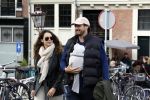 Amsterdam 1 oktober 2022
Thierry Baudet en zijn vrouw Davide Heijmans maken samen voor het eerst wandeling met hun zoontje die vorige week is geboren.